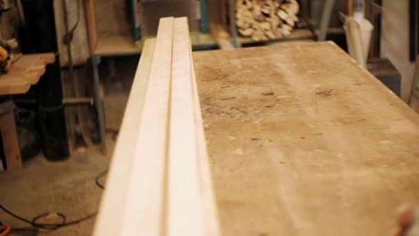 Плотник Мастерской Человек Работает Деревянными Материалами Плотник Работающий Мастерской Производству — стоковое видео