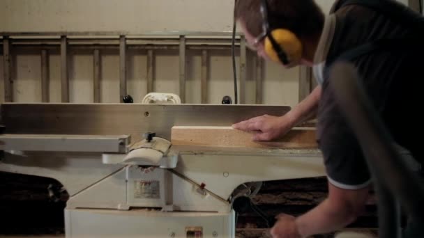 Falegname Nel Laboratorio Uomo Lavora Con Materiali Legno Falegname Che — Video Stock