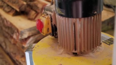 Atölyedeki marangoz. Adam ahşap malzemelerle çalışıyor. Marangoz atölyede ahşap işçiliği yapıyor. İnşaat malzemesi ya da ahşap mobilya üretiyor. Genç marangoz profesyonel aletler kullanır.