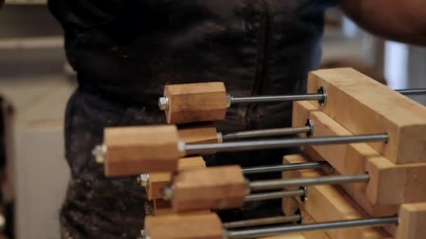 Carpintero Taller Hombre Trabaja Con Materiales Madera Carpintero Trabajando Artesanía — Vídeos de Stock