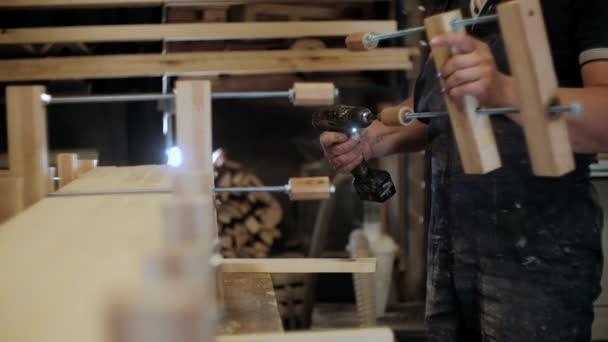 Tesař Dílně Člověk Pracuje Dřevěnými Materiály Tesař Pracující Dřevěných Řemeslech — Stock video