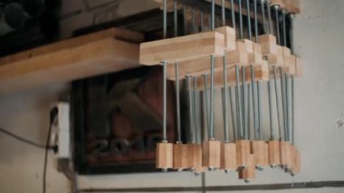 Atölyedeki marangoz. Adam ahşap malzemelerle çalışıyor. Marangoz atölyede ahşap işçiliği yapıyor. İnşaat malzemesi ya da ahşap mobilya üretiyor. Genç marangoz profesyonel aletler kullanır.