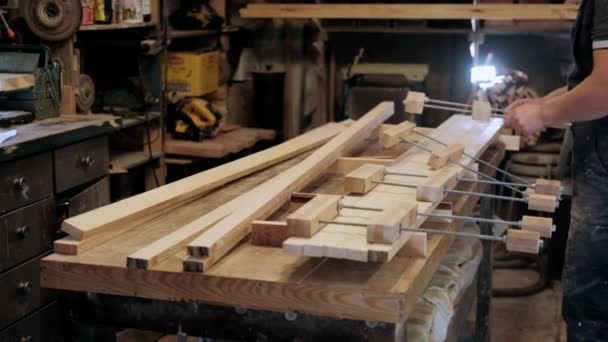 Carpinteiro Oficina Homem Trabalha Com Materiais Madeira Carpinteiro Trabalhando Artesanato — Vídeo de Stock