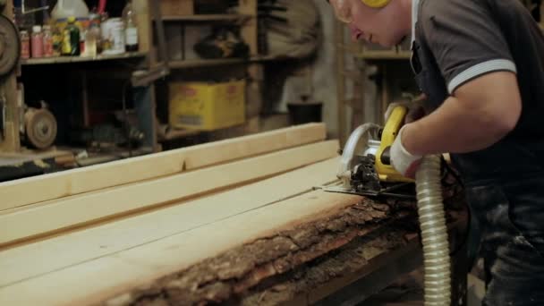 Carpintero Taller Hombre Trabaja Con Materiales Madera Carpintero Trabajando Artesanía — Vídeos de Stock