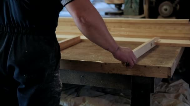 Carpintero Taller Hombre Trabaja Con Materiales Madera Carpintero Trabajando Artesanía — Vídeos de Stock