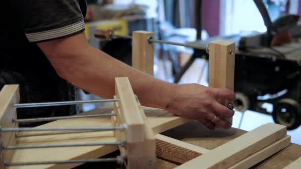 Carpintero Taller Hombre Trabaja Con Materiales Madera Carpintero Trabajando Artesanía — Vídeos de Stock