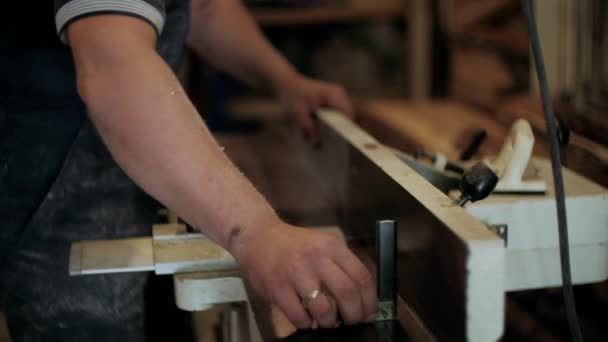 Tischler Der Werkstatt Der Mensch Arbeitet Mit Holzwerkstoffen Tischler Der — Stockvideo