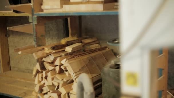 Stolarz Warsztacie Człowiek Pracuje Drewnem Stolarz Pracujący Rzemiośle Warsztacie Produkcji — Wideo stockowe