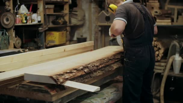 Carpintero Taller Hombre Trabaja Con Materiales Madera Carpintero Trabajando Artesanía — Vídeos de Stock