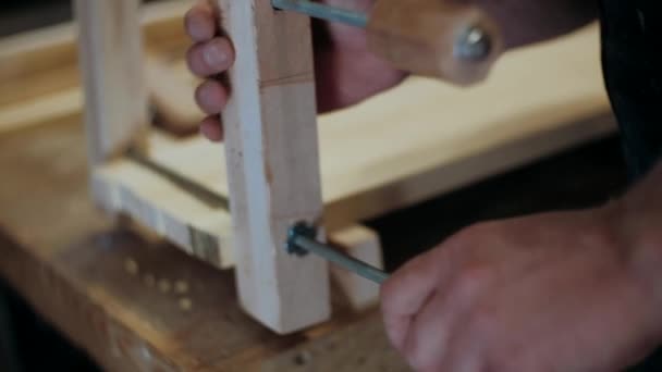 Carpintero Taller Hombre Trabaja Con Materiales Madera Carpintero Trabajando Artesanía — Vídeos de Stock