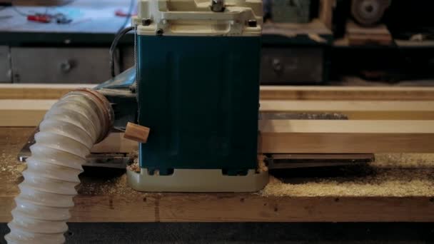 Ξυλουργός Στο Εργαστήριο Άνθρωπος Δουλεύει Ξύλινα Υλικά Ξυλουργός Που Εργάζεται — Αρχείο Βίντεο