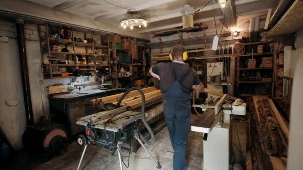 Tesař Dílně Člověk Pracuje Dřevěnými Materiály Tesař Pracující Dřevěných Řemeslech — Stock video
