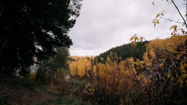 Jesienny Krajobraz Powietrza Szczyty Skalistych Wzgórz Gór Promieniach Czerwonego Zachodu — Wideo stockowe