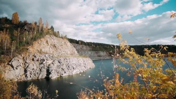 Sonbahar Havası Kayalık Tepelerin Tepeleri Dağların Tepeleri Kızıl Günbatımı Işınlarıyla — Stok video