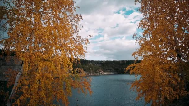 Sonbahar Havası Kayalık Tepelerin Tepeleri Dağların Tepeleri Kızıl Günbatımı Işınlarıyla — Stok video