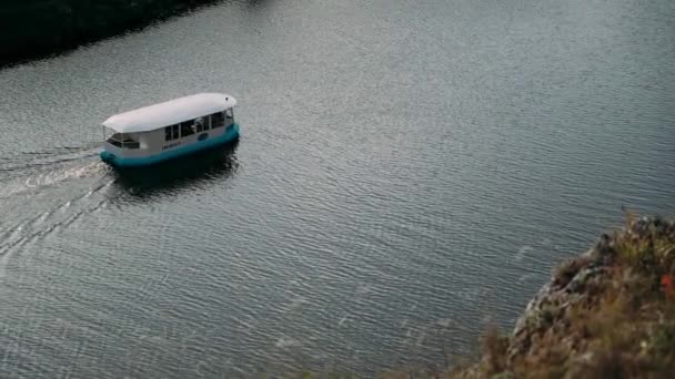 Küçük Tekne Nehirde Yüzer Kayaların Arasında — Stok video