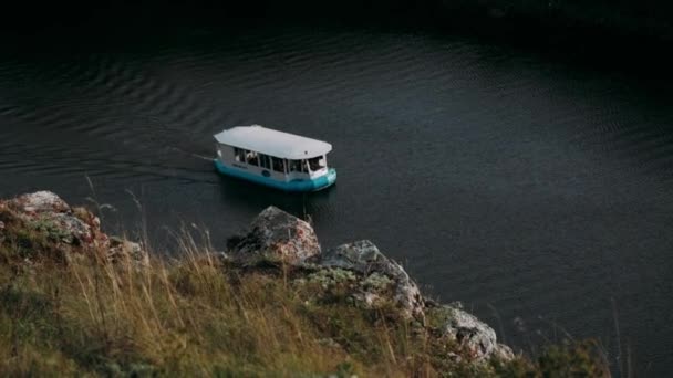Маленький Параходік Плаває Річці Між Скелями — стокове відео
