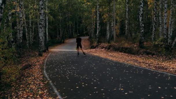 Rullskidor Tävlar Höstdagen — Stockvideo