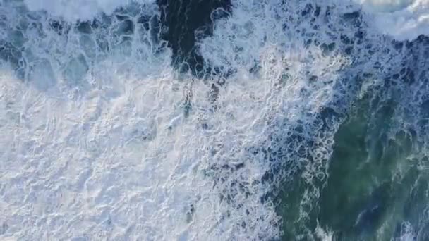파도가 드론을 바라보고 있습니다 파도가 부서지고 대서양 바다의 아름다운 청록색입니다 — 비디오