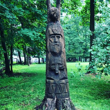 Yaşlı ağaç, bir kenara atılmak yerine, güzel bir kabile sanatı haline geldi.. 