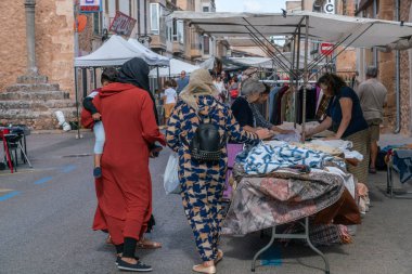 Campos, Balear Adaları / İspanya, 19 Ekim 2019: Müslüman kadınlar Cumartesi günleri yerel köy pazarında yürüyorlar