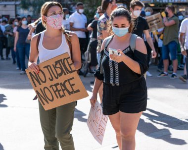 Palma, Mayorka, İspanya - 7 Haziran 2020: Genç beyaz kızlar, ırkçılık karşıtı gösterilerde pankartlı protestocular