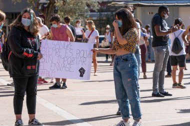 Palma, Mayorka, İspanya - 7 Haziran 2020: Irkçılık karşıtı gösteri sırasında ellerinde pankart olan iki genç kız