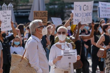 Palma, Mayorka, İspanya - 7 Haziran 2020: Kadın ırkçılığa karşı gösteri sırasında pankart tutuyor, göçmenlerin düzenlendiğini iddia ediyor