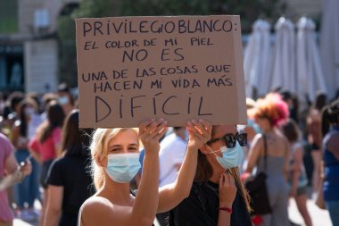 Palma, Mayorka, İspanya - 7 Haziran 2020: Genç beyaz kızlar, ırkçılık karşıtı gösterilerde pankartlı protestocular