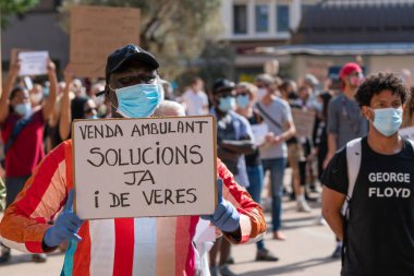 Palma, Mayorka, İspanya - 7 Haziran 2020: siyahi göçmen sokak satıcılığı sorununa çözüm arıyor, Katalanca metin