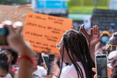 Palma, Mayorka, İspanya - 7 Haziran 2020: Afrikalı Amerikalı siyahi kadın ırkçılığa karşı protesto konuşması yapıyor