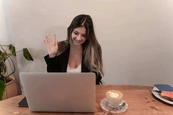 Mujer Negocios Bastante Elegante Saludando Mientras Sonríe Videollamada Reunión Virtual Fotos De Stock