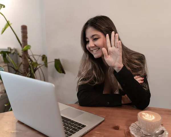 Mujer Negocios Bastante Elegante Saludando Mientras Sonríe Videollamada Reunión Virtual Fotos De Stock Sin Royalties Gratis