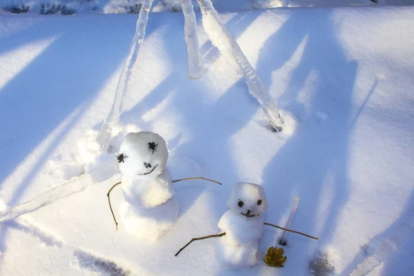 Gelukkig Sneeuwpop Ijzig Winter — Stockfoto