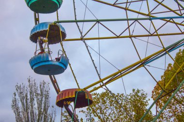 dönme dolap karnaval atlıkarınca