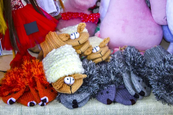 Handgemaakt Gebreide Speelgoed Handschoenen — Stockfoto