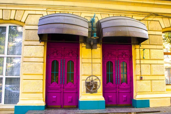 Pink Kapı Binanın Dış — Stok fotoğraf