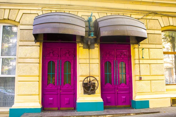 Pink Kapı Binanın Dış — Stok fotoğraf