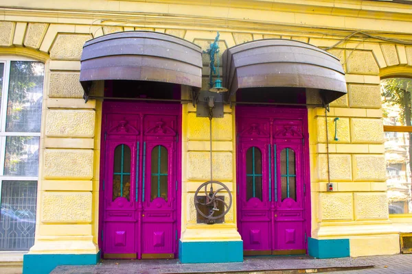 Porta Rosa Edifício Exterior — Fotografia de Stock