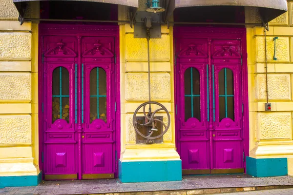 Pink Door Building Exterior — Stock Photo, Image