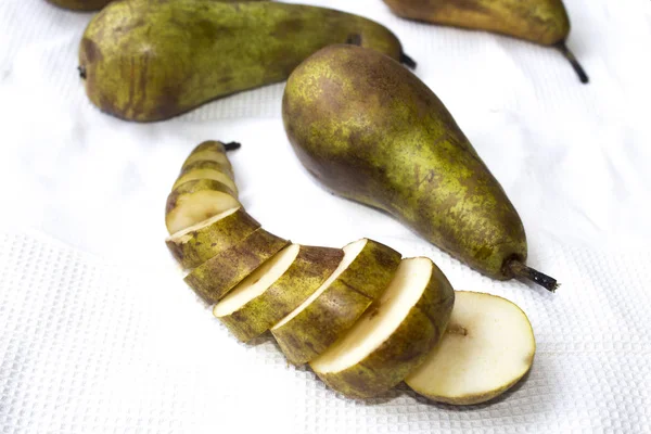 Poires Jaunes Tranche Fond Blanc — Photo