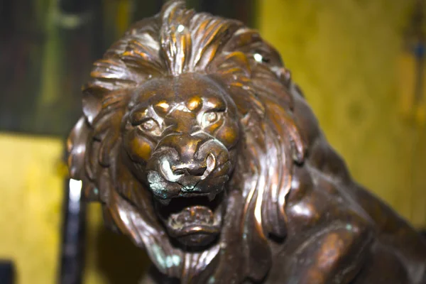 Винтажная Статуя Медного Льва — стоковое фото