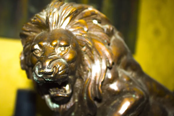 Винтажная Статуя Медного Льва — стоковое фото