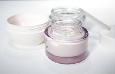 yüz kremi şişe kavanoz