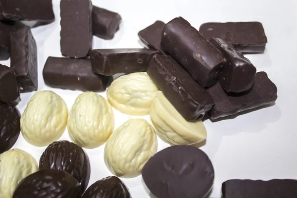 Schokoladenbonbons Auf Weißem Hintergrund — Stockfoto