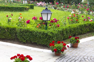Bahçe Lambası tuğla yolu çiçek