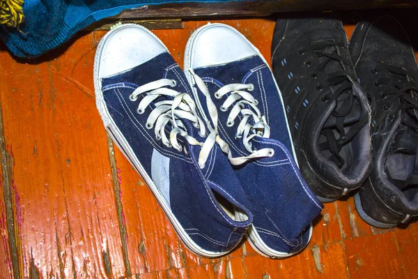 Çalışan Mavi Kot Pantolon Spor Ayakkabı — Stok fotoğraf