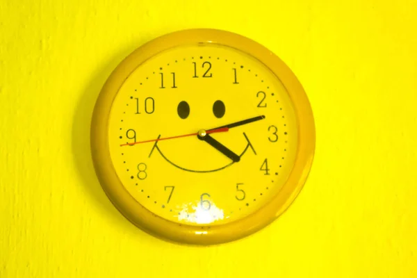 Ściany Wewnętrzne Zegar Żółty — Zdjęcie stockowe