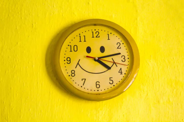 Жовтий Годинник Внутрішня Стіна — стокове фото