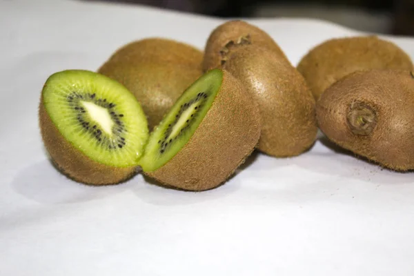 Kiwi Fruta Rebanada Fondo Blanco —  Fotos de Stock